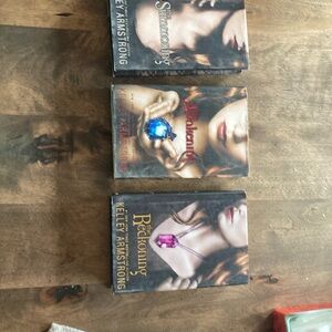 Books Author Kelley Armstrong smoke free 3/15.00